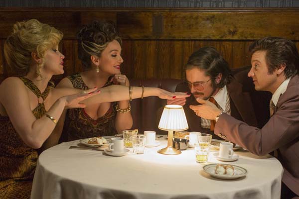 Christian Bale, Jeremy Renner, Elisabeth Röhm, et Jennifer Lawrence dans American Bluff (2013)