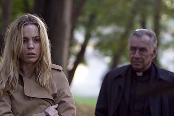 Philip Baker Hall et Melissa George dans Amityville (2005)