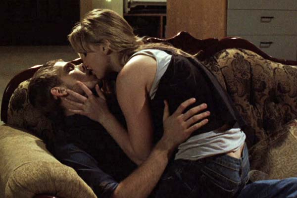 Max Thieriot et Jennifer Lawrence dans La maison au bout de la rue (2012)