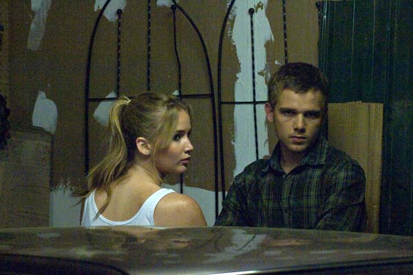 Max Thieriot et Jennifer Lawrence dans La maison au bout de la rue (2012)