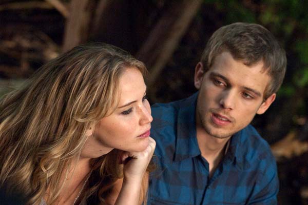 Max Thieriot et Jennifer Lawrence dans La maison au bout de la rue (2012)