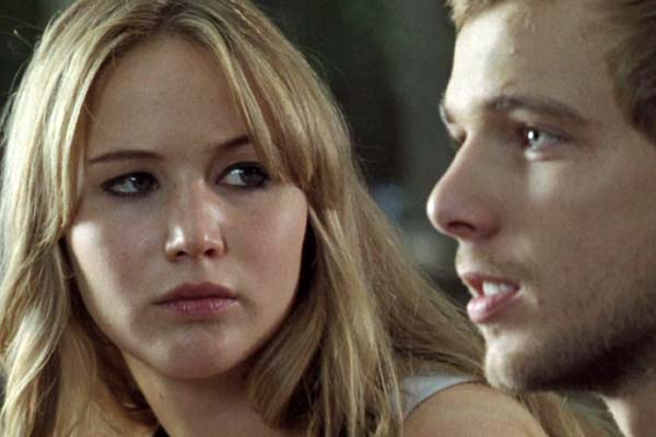 Max Thieriot et Jennifer Lawrence dans La maison au bout de la rue (2012)