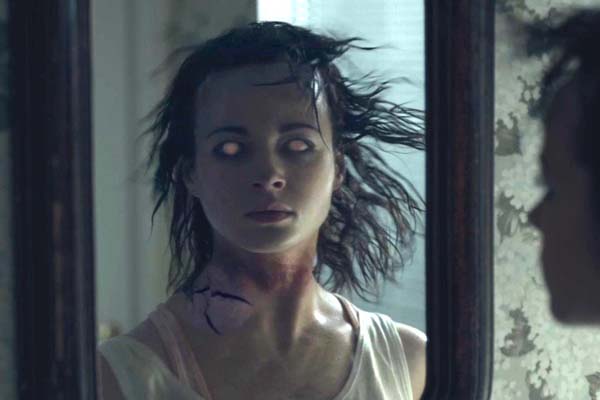 Ashley Rickards dans At the Devil's Door (2014)