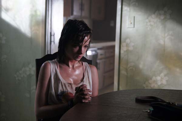 Ashley Rickards dans At the Devil's Door (2014)
