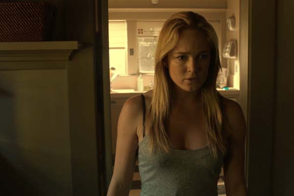 Caity Lotz dans The Devil's Pact (2014)