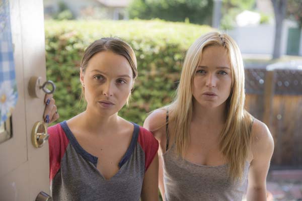 Caity Lotz et Camilla Luddington dans The Devil's Pact (2014)