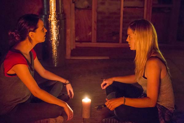 Caity Lotz et Camilla Luddington dans The Devil's Pact (2014)