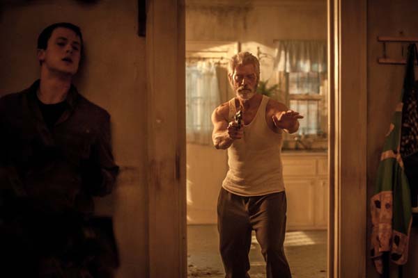 Stephen Lang et Dylan Minnette dans Don't Breathe (2016)