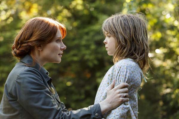 Bryce Dallas Howard et Oakes Fegley dans Peter et Elliott le dragon (2016)