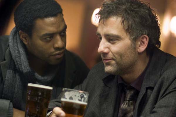 Chiwetel Ejiofor et Clive Owen dans Les fils de l'homme (2006)