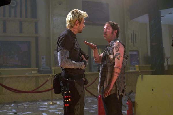 Tim Blake Nelson et Matt Ryan dans Flypaper (2011)