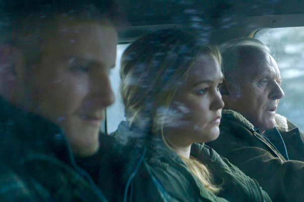 Anthony Hopkins, Julia Stiles et Alexander Ludwig dans Viens avec Moi (2015)