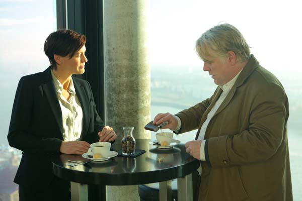 Philip Seymour Hoffman et Robin Wright dans Un homme très recherché (2014)