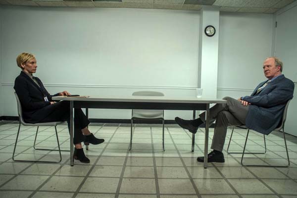 Toni Collette et Tracy Letts dans Imperium (2016)