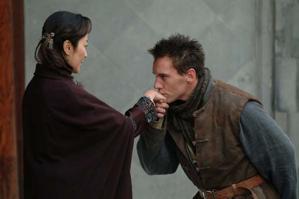 Michelle Yeoh et Jonathan Rhys Meyers dans Les Orphelins de Huang Shi (2008)