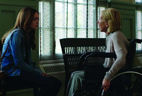 Lin Shaye et Olivia Cooke dans Ouija (2014)