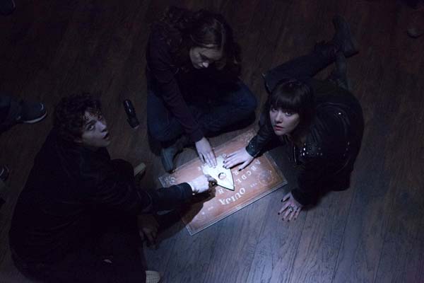 Douglas Smith, Ana Coto, et Olivia Cooke dans Ouija (2014)
