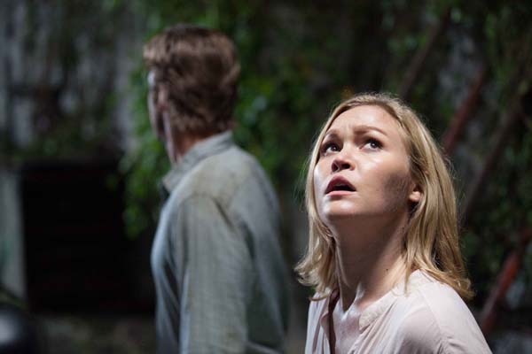 Scott Speedman et Julia Stiles dans Out of the Dark (2014)