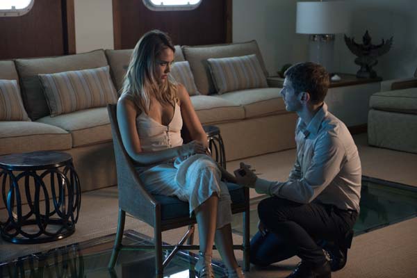 Jessica Alba et Sam Hazeldine dans Mechanic: Resurrection (2016)