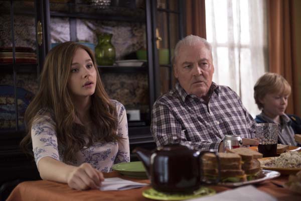 Stacy Keach et Chloë Grace Moretz dans Si je reste (2014)