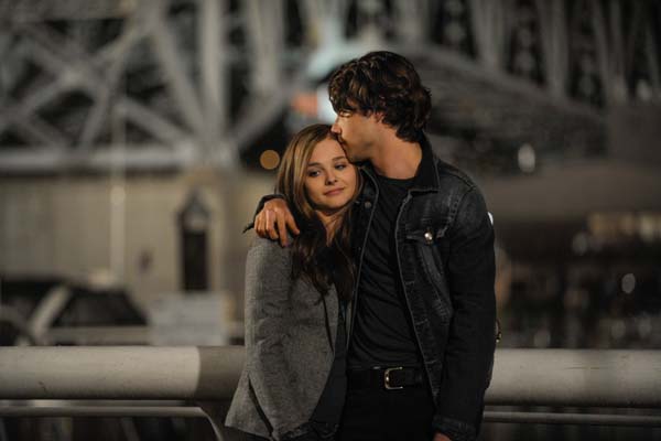 Chloë Grace Moretz et Jamie Blackley dans Si je reste (2014)