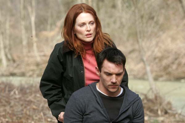Julianne Moore et Jonathan Rhys Meyers dans Le Silence des Ombres (2010)