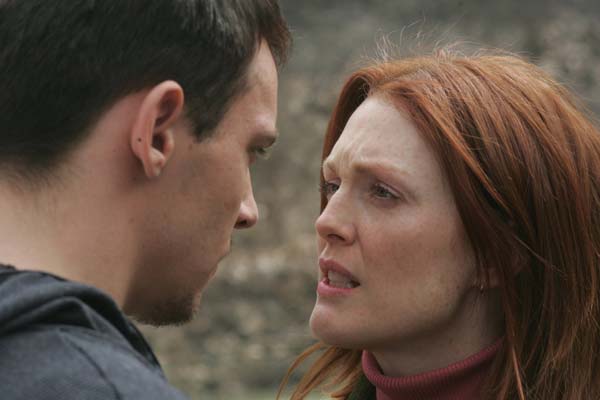 Julianne Moore et Jonathan Rhys Meyers dans Le Silence des Ombres (2010)