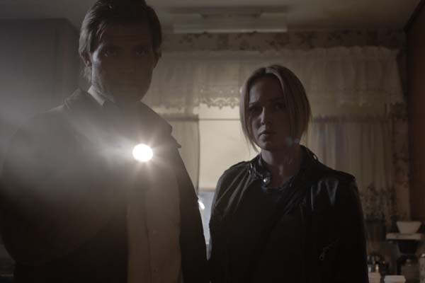 Casper Van Dien et Caity Lotz dans The Pact (2012)