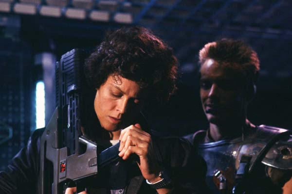 Sigourney Weaver et Michael Biehn dans Aliens - Le retour (1986)