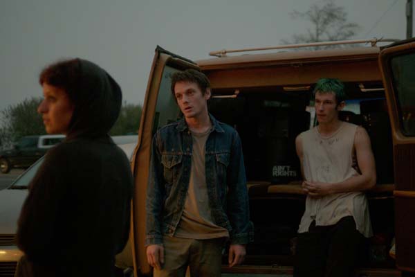 Alia Shawkat, Anton Yelchin, et Callum Turner dans Green Room (2015)