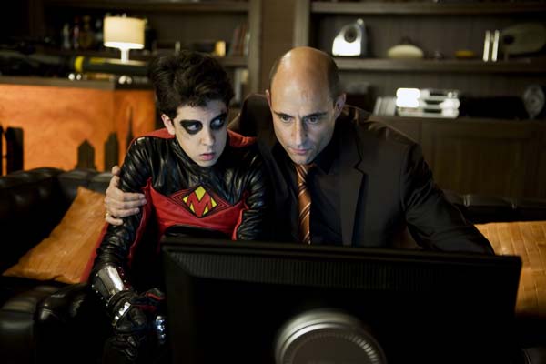 Mark Strong et Christopher Mintz-Plasse dans Kick-Ass (2010)