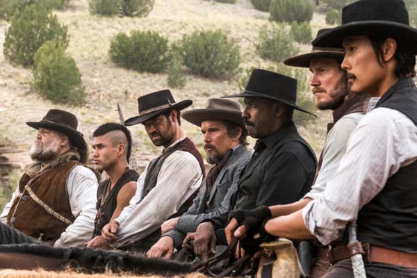 Ethan Hawke, Denzel Washington, Vincent D'Onofrio, Byung-hun Lee, Chris Pratt, Manuel Garcia-Rulfo, et Martin Sensmeier dans Les sept mercenaires (2016)