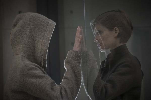 Kate Mara et Anya Taylor-Joy dans Morgane (2016)