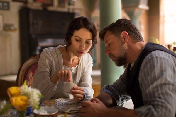 Russell Crowe et Olga Kurylenko dans La promesse d'une vie (2014)