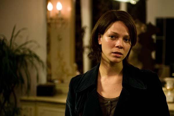Jessica Schwarz dans The Door: La porte du passé (2009)
