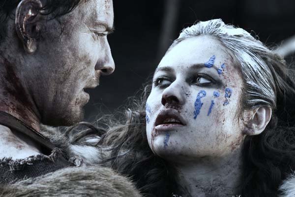 Michael Fassbender et Olga Kurylenko dans Centurion (2010)