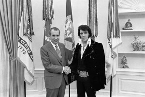 Richard Nixon et Elvis Presley dans le Bureau Oval le 21 décembre 1970.