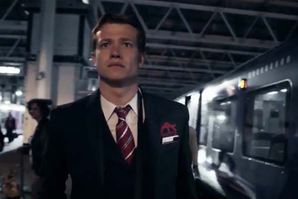 Ed Speleers dans Howl (2015)