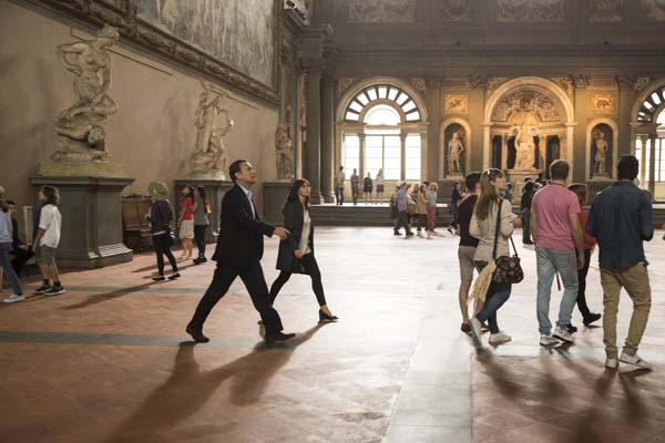 Tom Hanks et Felicity Jones dans Inferno (2016)