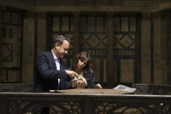 Tom Hanks et Felicity Jones dans Inferno (2016)