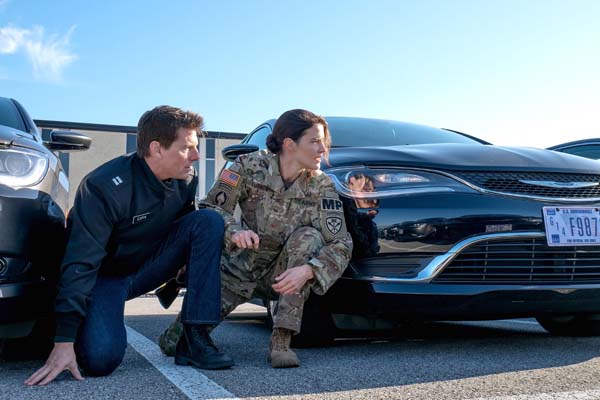 Tom Cruise et Cobie Smulders dans Jack Reacher: Never Go Back (2016)