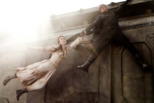 Paul Bettany et Lily Collins dans Priest (2011)