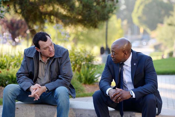 Tom Sizemore et Omar Epps dans Shooter (2016)