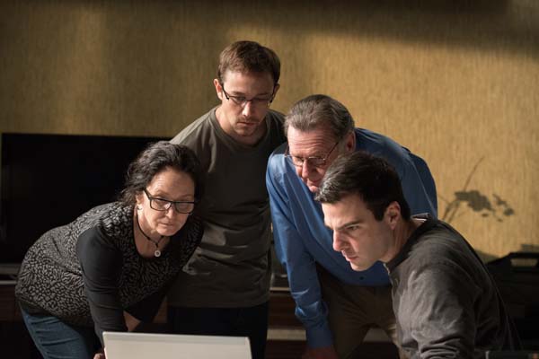 Joseph Gordon-Levitt, Melissa Leo, Zachary Quinto, et Tom Wilkinson dans Snowden (2016)