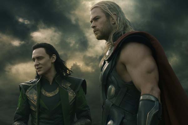 Tom Hiddleston et Chris Hemsworth dans Thor: Le monde des ténèbres (2013)