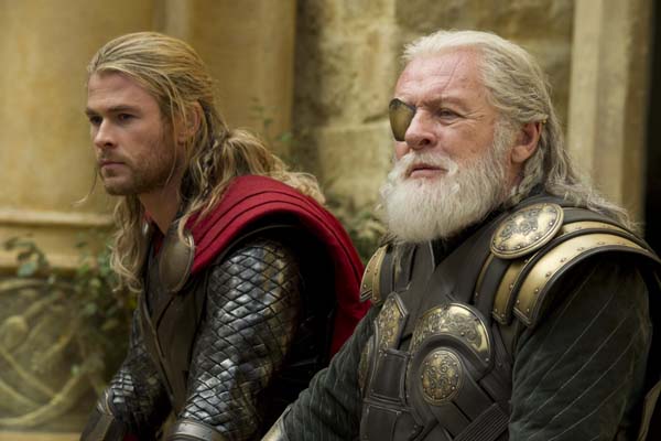 Anthony Hopkins et Chris Hemsworth dans Thor: Le monde des ténèbres (2013)
