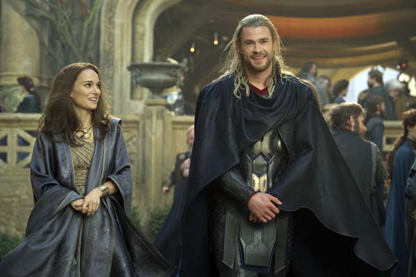 Natalie Portman et Chris Hemsworth dans Thor: Le monde des ténèbres (2013)
