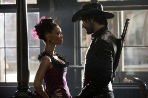 Thandie Newton et Rodrigo Santoro dans Westworld (2016)