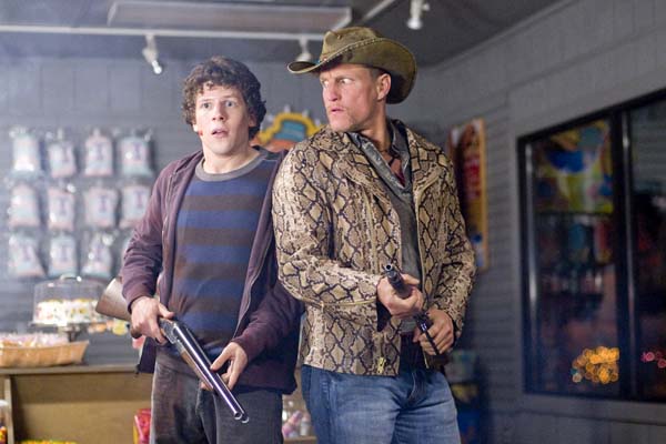 Woody Harrelson et Jesse Eisenberg dans Bienvenue à Zombieland (2009)