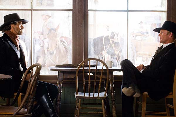 Ed Harris et Jeremy Irons dans Appaloosa (2008)